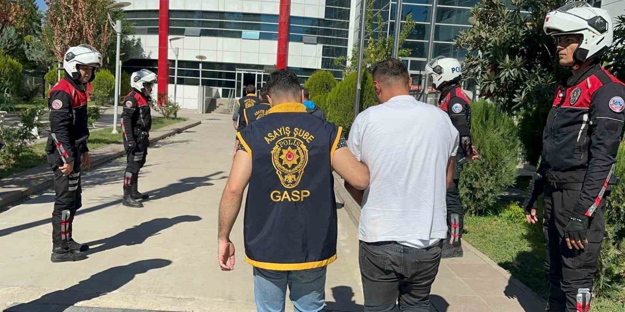 Cinayet davası esnasında silahla adliye önüne gelen 3 kişi yakalandı