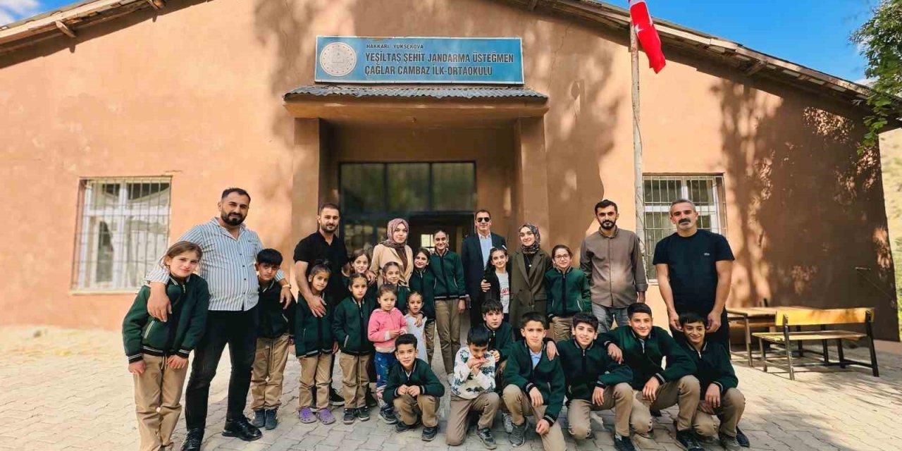 İstanbul'dan yola çıkan iki öğretmen sınırdaki çocuklara yardım ulaştırdı