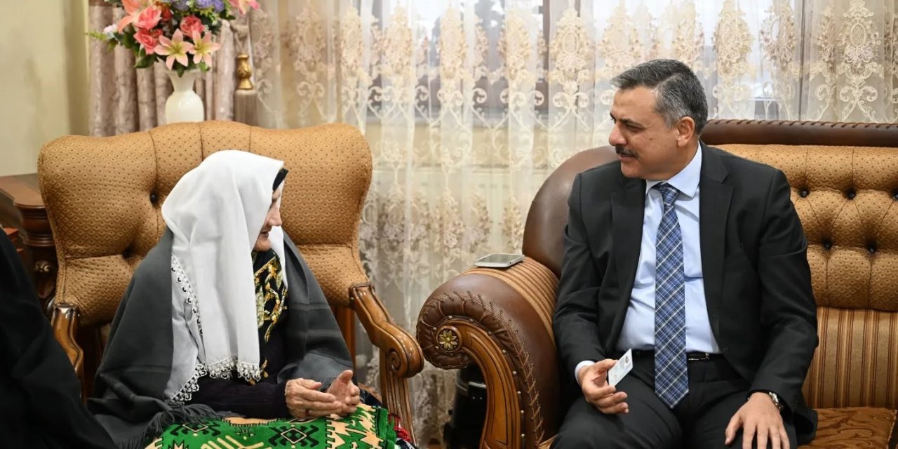 Erzurum Valisi Çiftçi 95 yaşındaki Şahteret nineyi evinde ziyaret etti