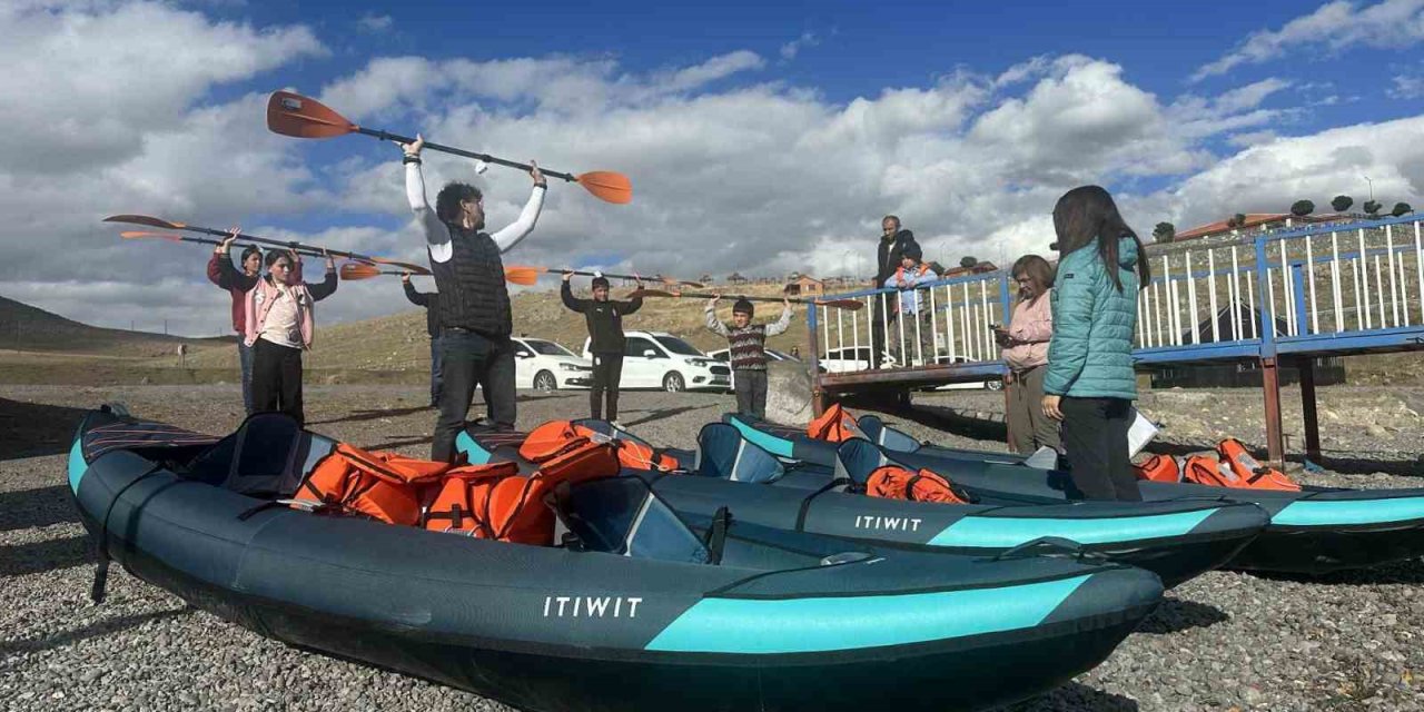 Çocuklar Ardahan'da kanoyla tanıştı