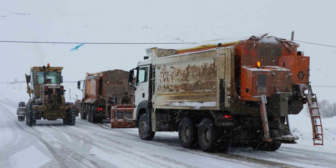 Erzincan’ın yüksek kesimlerine kar yağdı