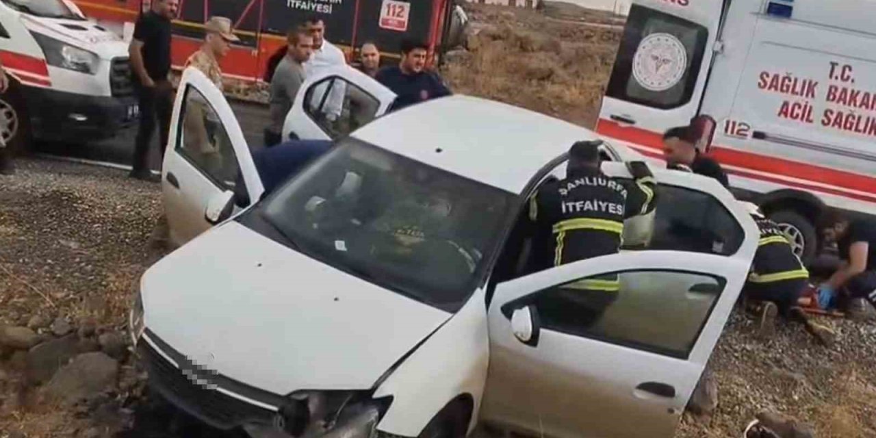 Şanlıurfa’da otomobil kayalıklara çarptı: 3 kişi yaralandı