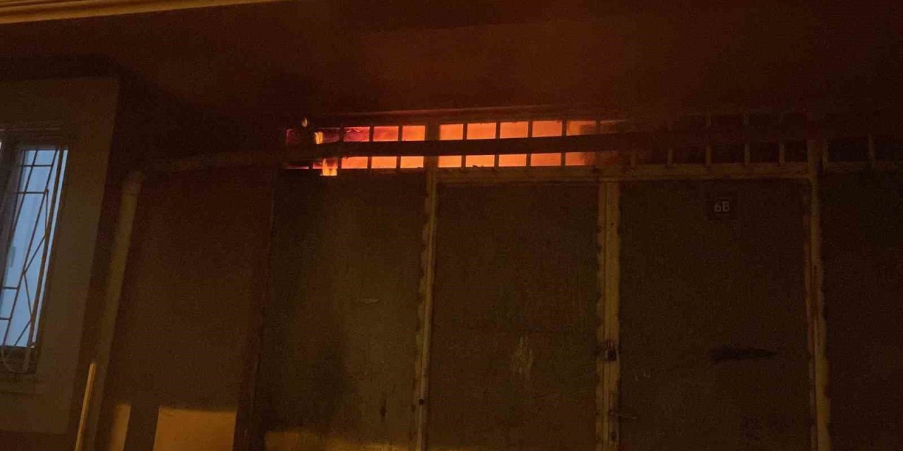 Siirt’te gıda malzemelerinin bulunduğu depo kül oldu