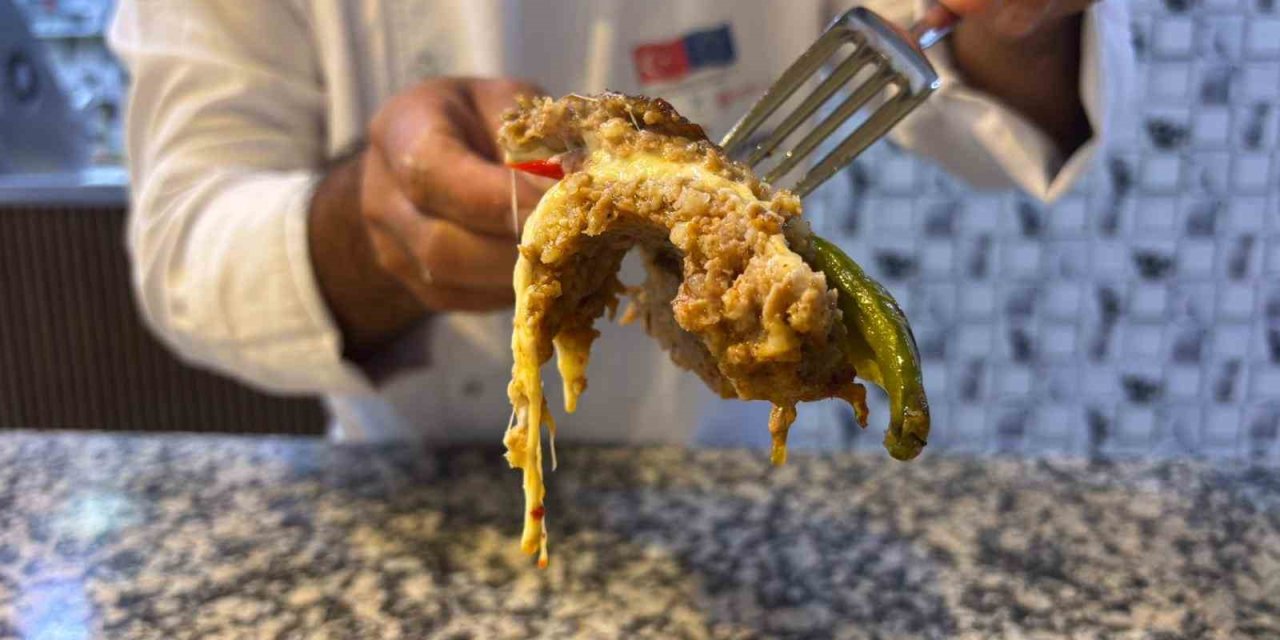 Gaziantep'te kiremitte pişen lavaş kebabı damak çatlatıyor
