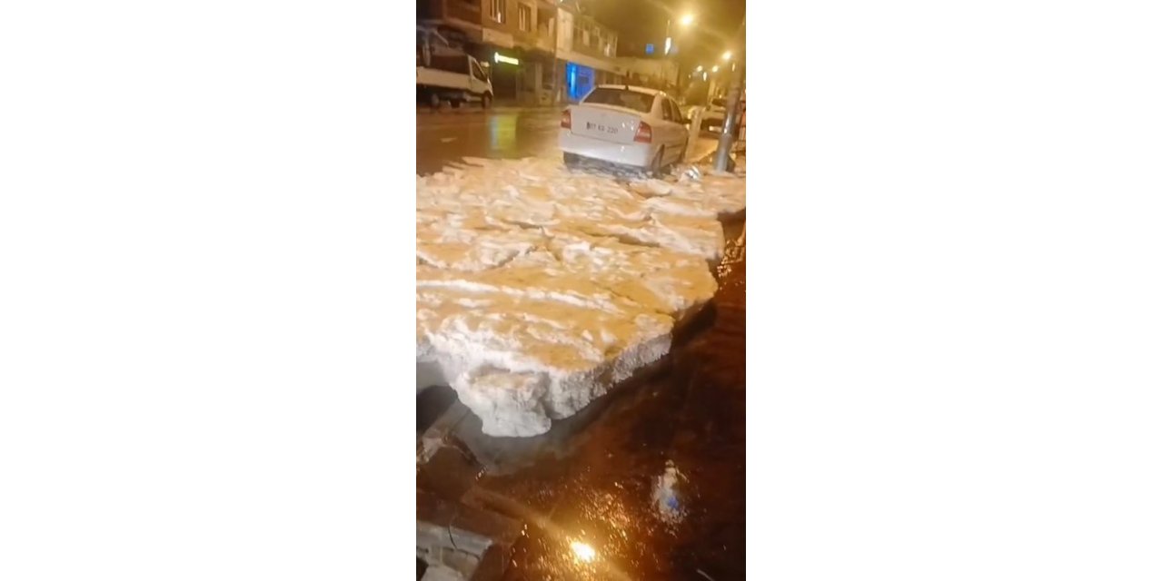 Bitlis'te dolu yağışı cadde ve sokakları beyaza bürüdü