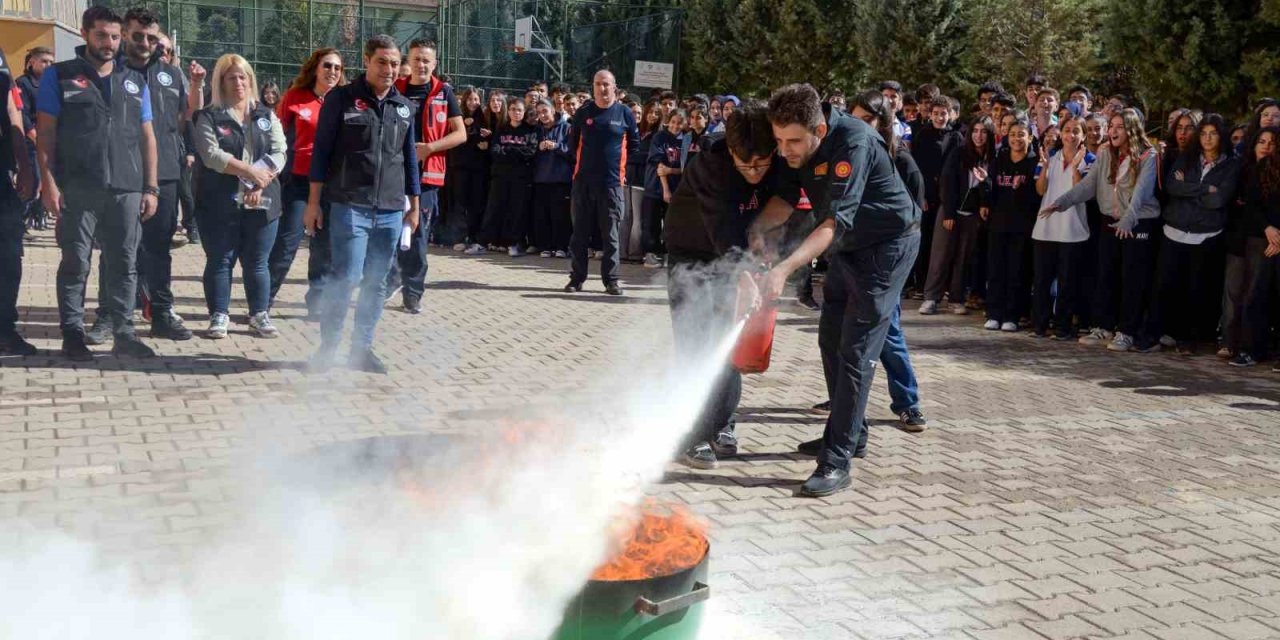 Afet Risklerinin Azaltılması Günü'nde öğrencilere eğitim