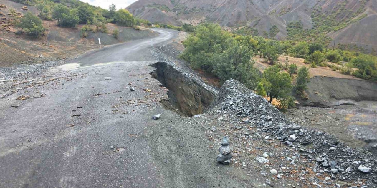 Elazığ’da köy yolu çöktü