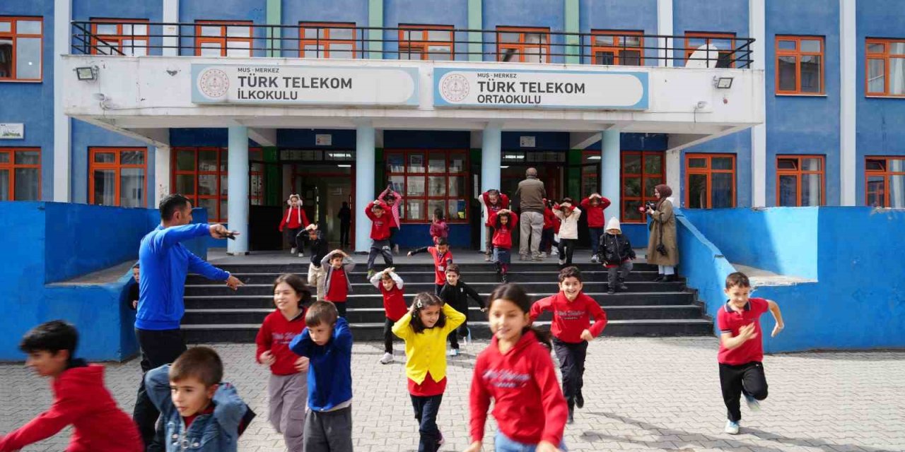 Muş’ta okullarda eş zamanlı tahliye tatbikatı gerçekleştirildi