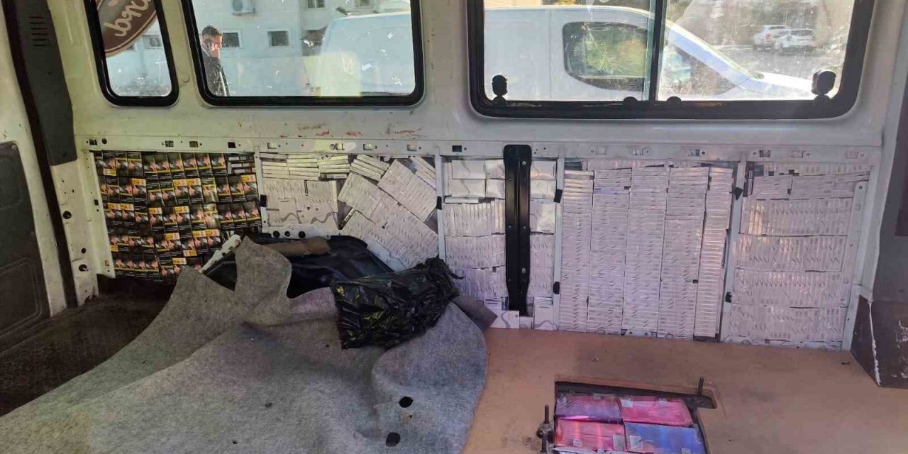 Midyat’ta minibüste 2 milyon liralık kaçak sigara operasyonu yapıldı