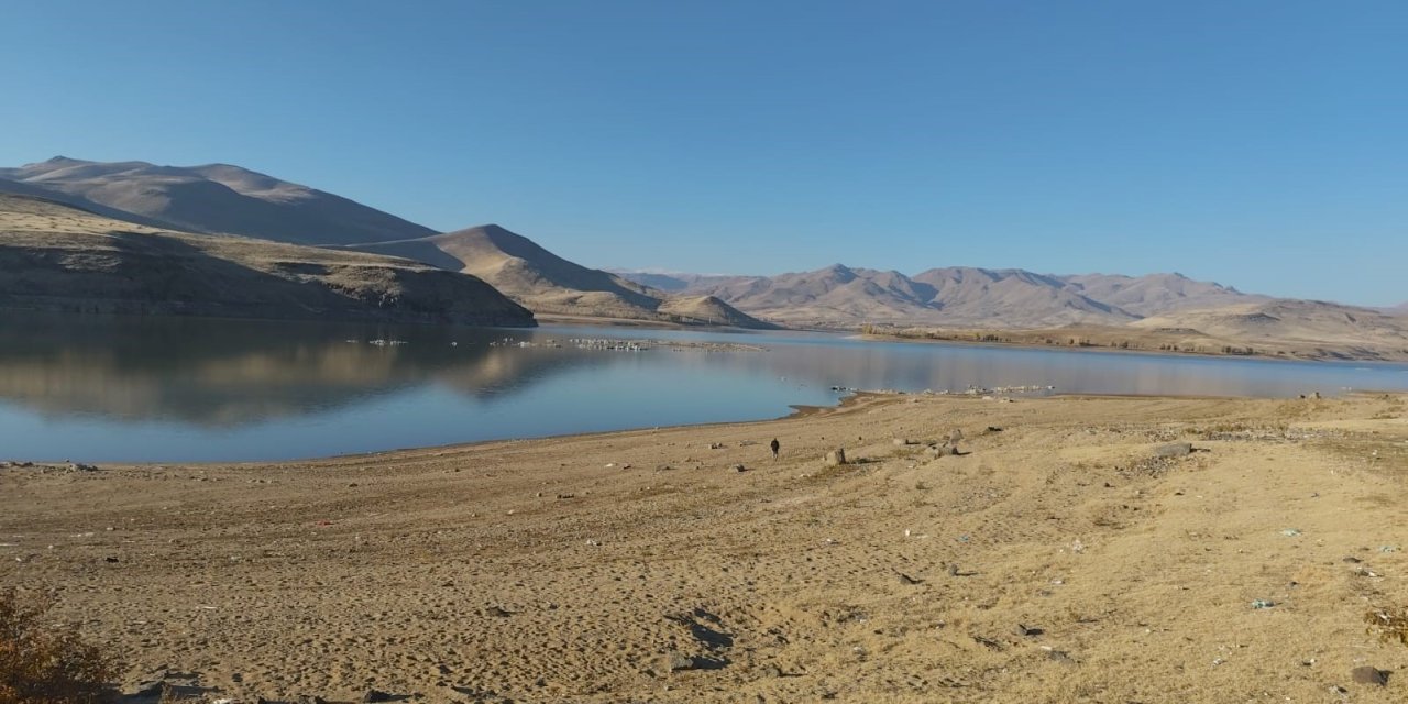 Van'ın Erciş ilçesinde barajları kuraklık vurdua