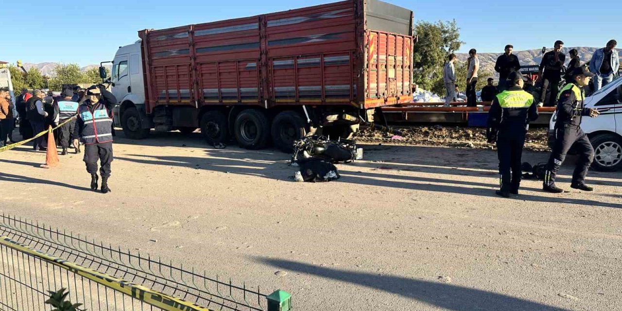 Elazığ’da motosiklet park halindeki kamyona çarptı: 1 ölü