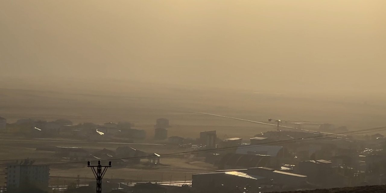 Yüksekova'da toz bulutu etkili oldu