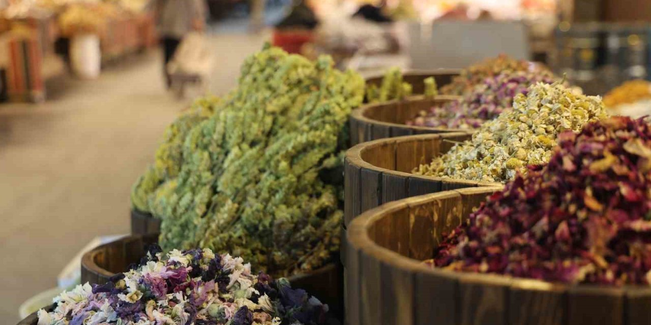 Elazığ'da havaların soğumasıyla birlikte vatandaşlar bitkisel ürünlere yöneldi