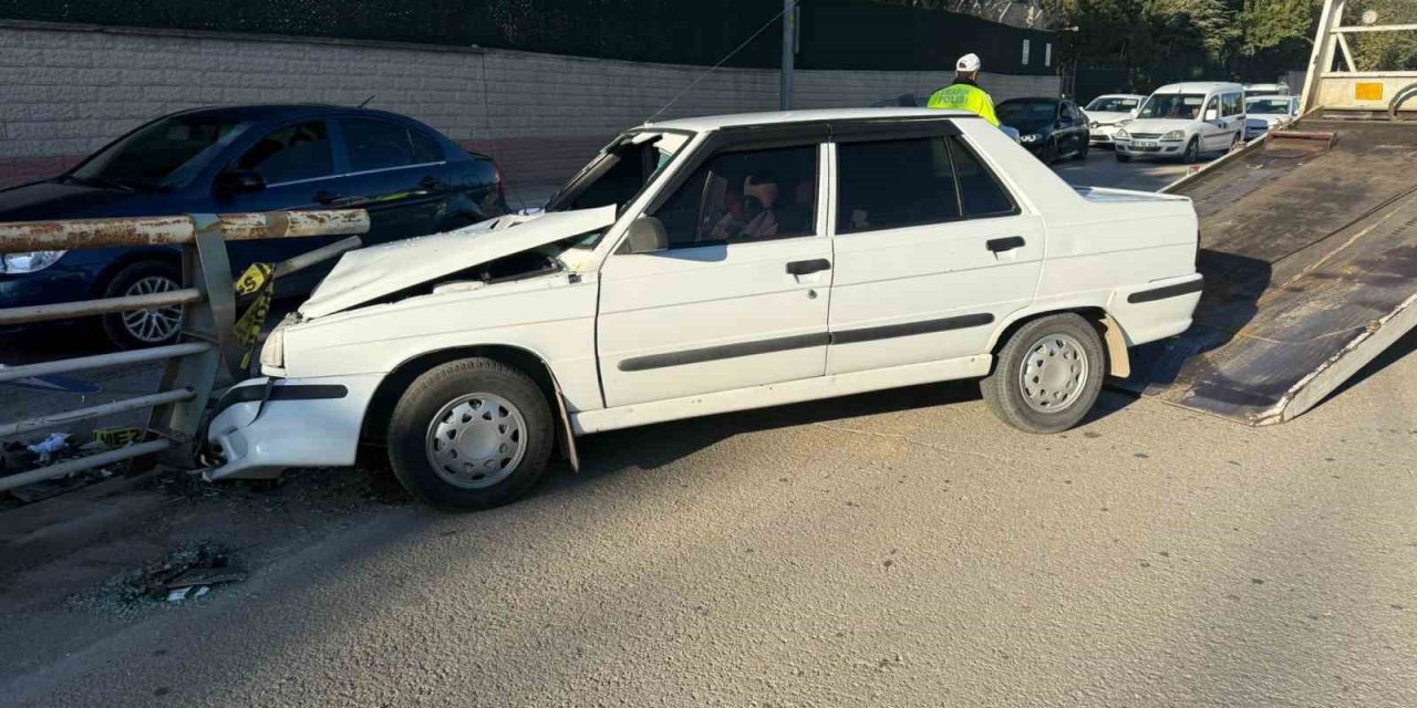 Otomobil bariyerlere saplandı: 1 kişi yaralandı