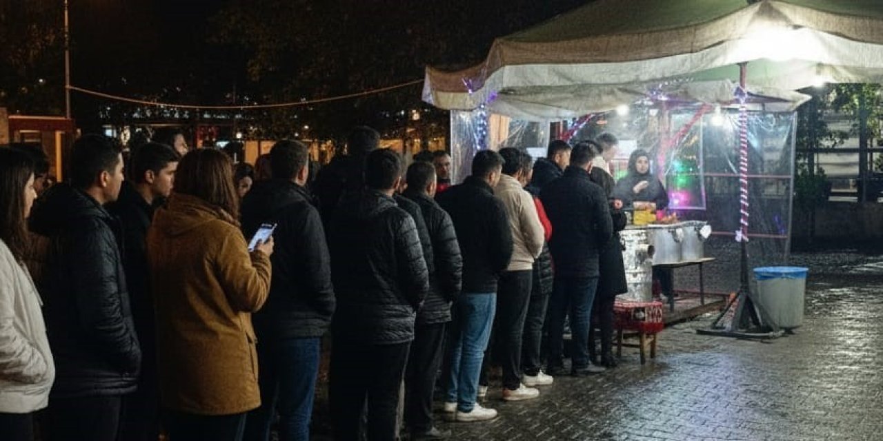 Diyarbakır'da glikoz şurubu kullanmadan halka tatlısı yapıyor