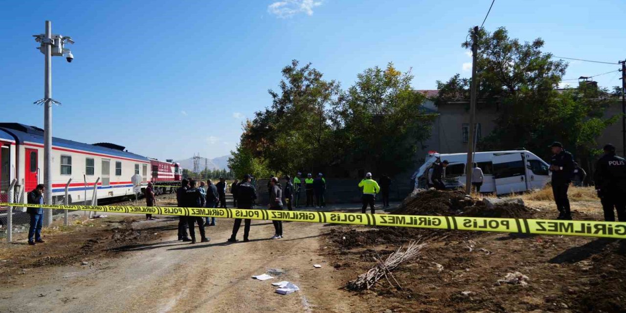 Tren öğrenci servisine çarptı: 17 yaralı