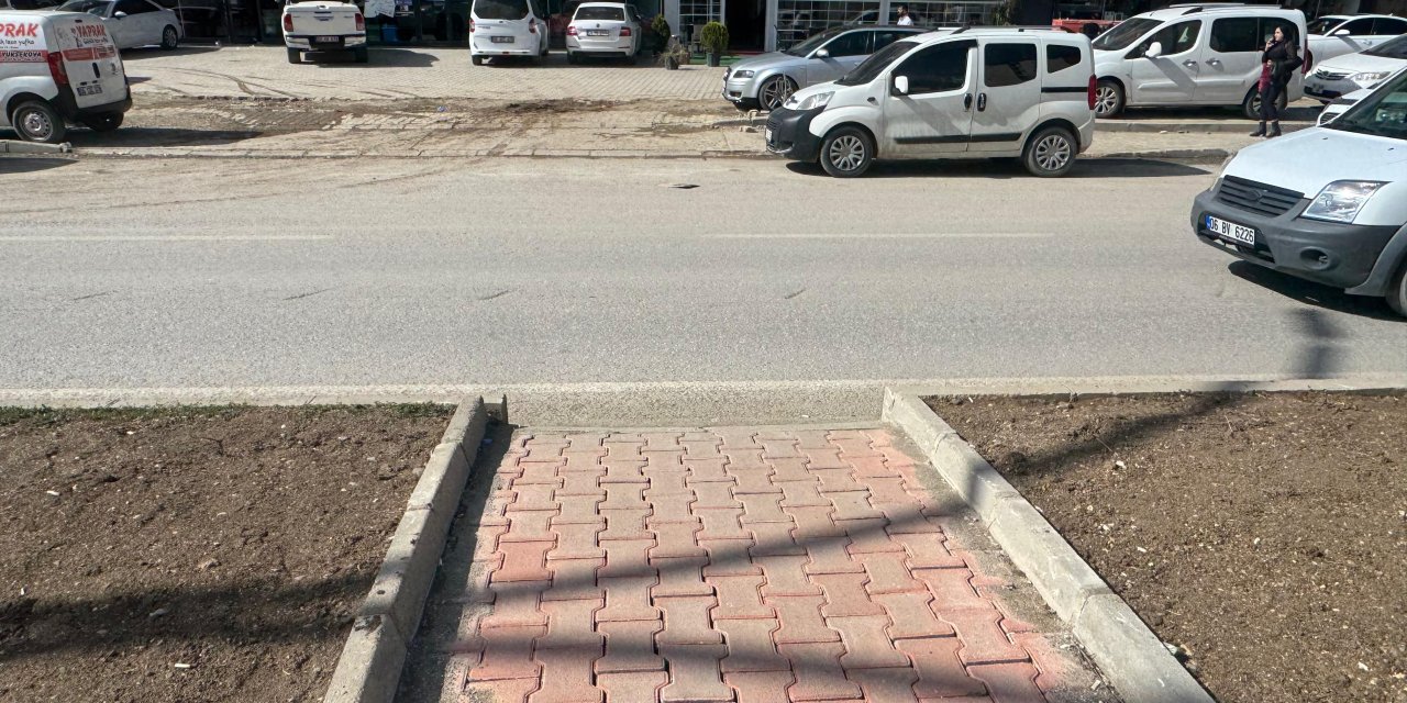 Yüksekova İpekyolu Caddesi’nde yaya geçidi çizgileri eksik