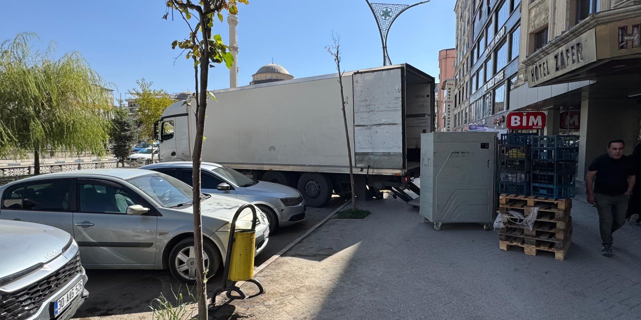 Yüksekova’da kaldırımlar işgal ediliyor