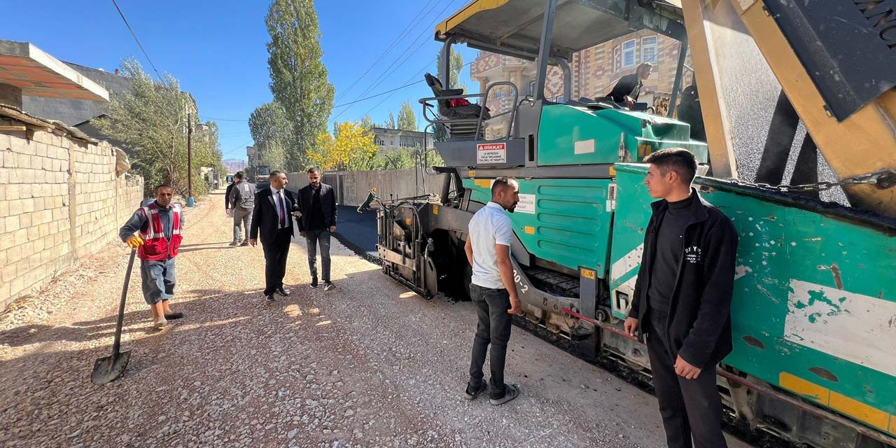 Yüksekova Belediyesi bu yılki yol ve parke çalışmalarında sona yaklaştı