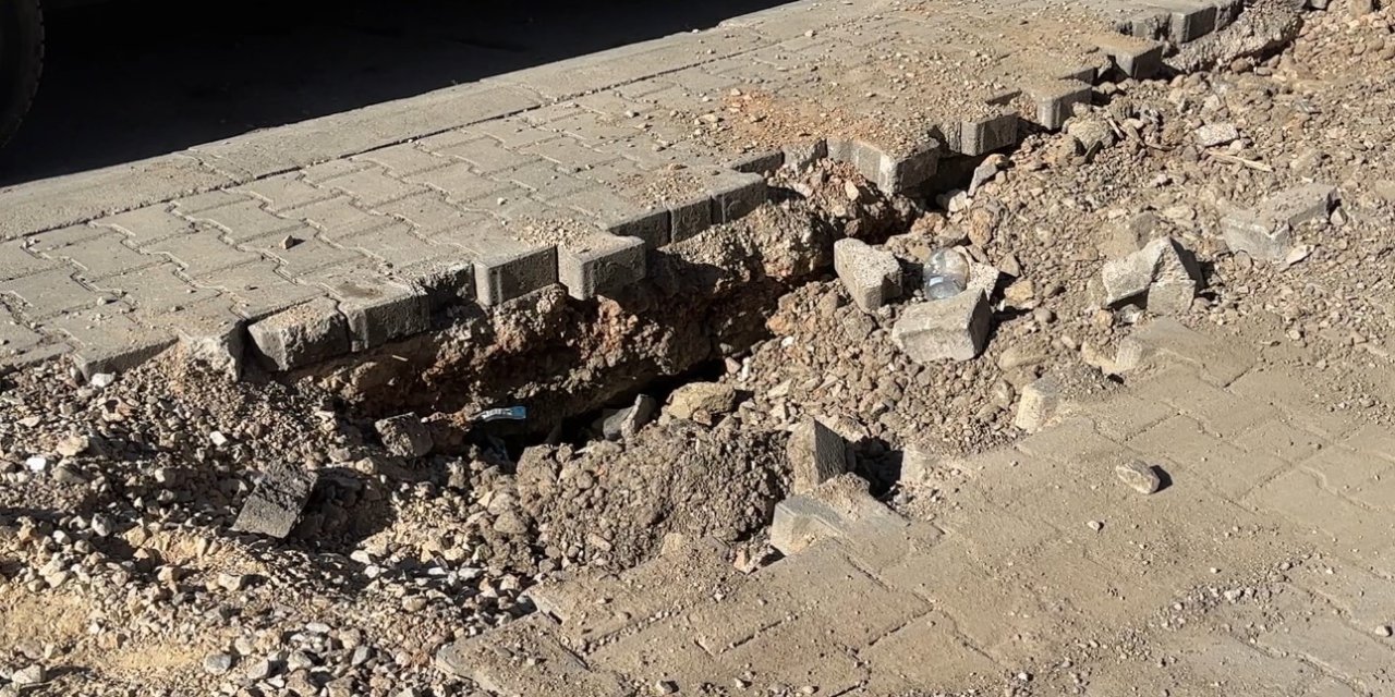 Yüksekova’da kaldırımlar adeta köstebek yuvasına döndü