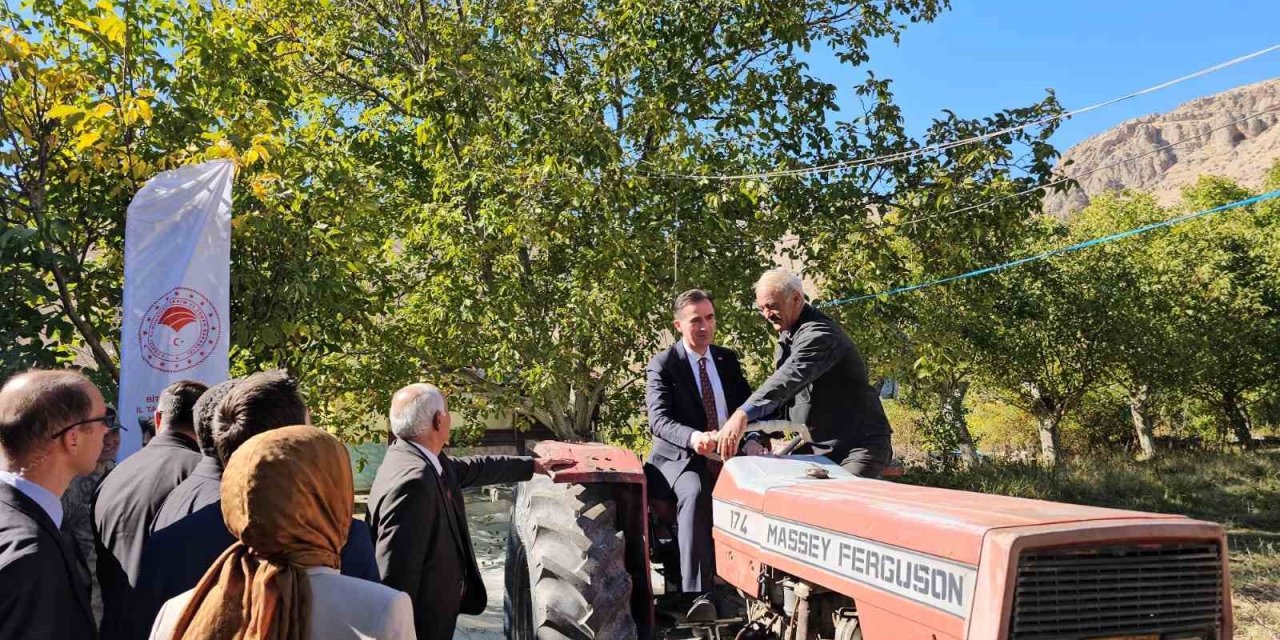 Vali Ahmet Karakaya ceviz hasadında yer aldı