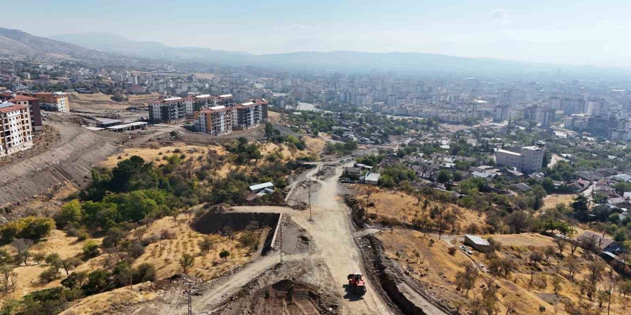 Elazığ’da yol genişletme çalışmaları devam ediyor