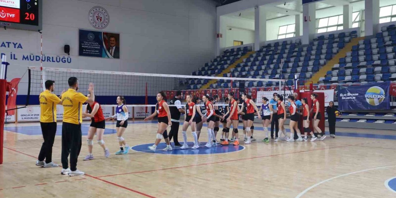 Malatya Voleybol, evinde fırtına gibi esti