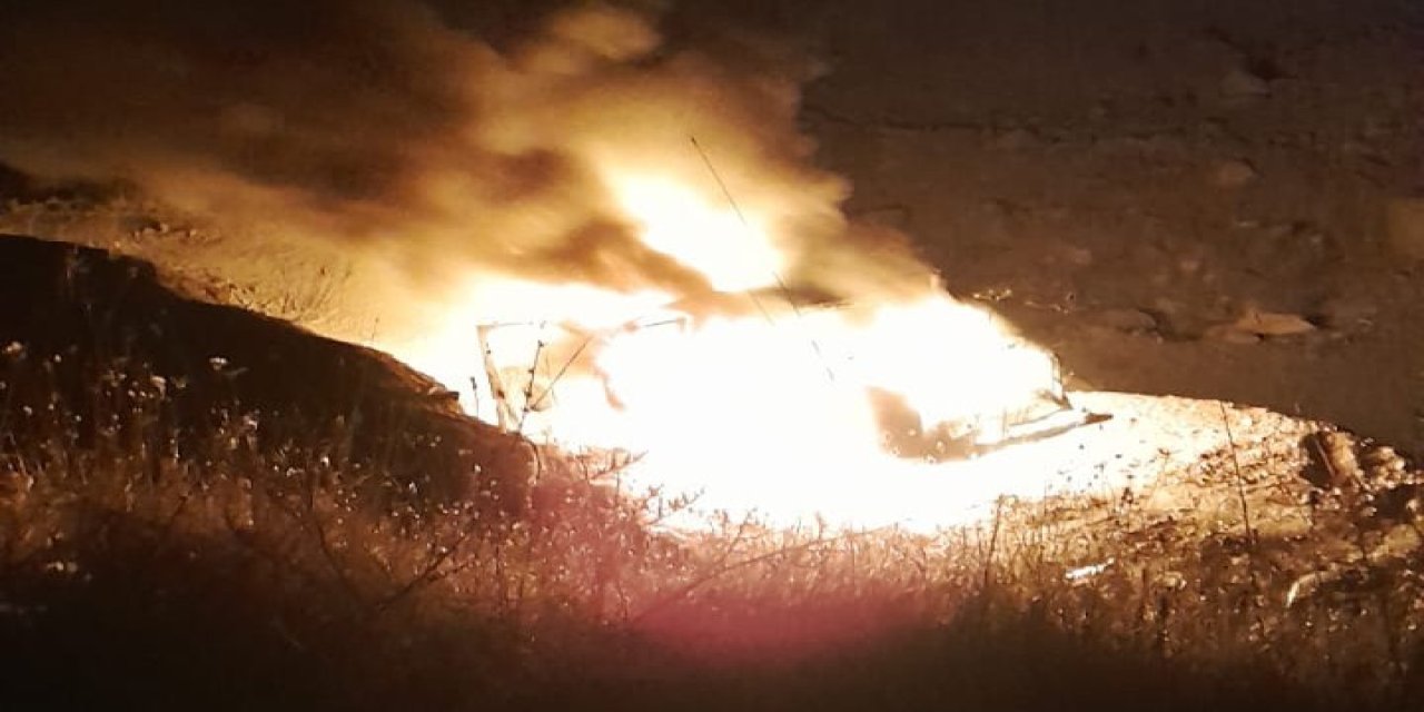 Çukurca’da alev alan araç kullanılamaz hale geldi