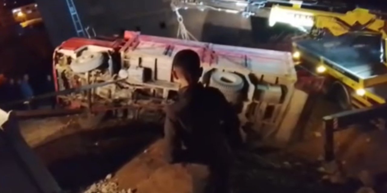 Yüksekova’da odun yüklü kamyonet devrildi