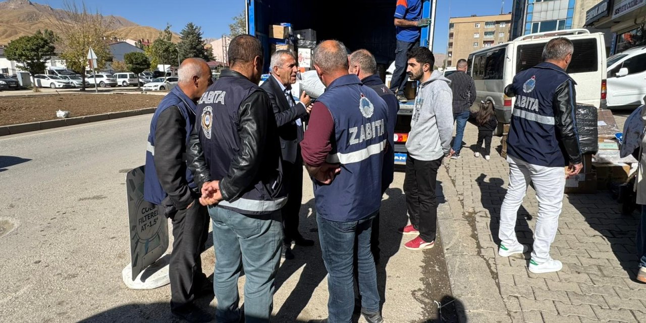 Yüksekova'da trafiği engelleyen kargo araçlarına denetim