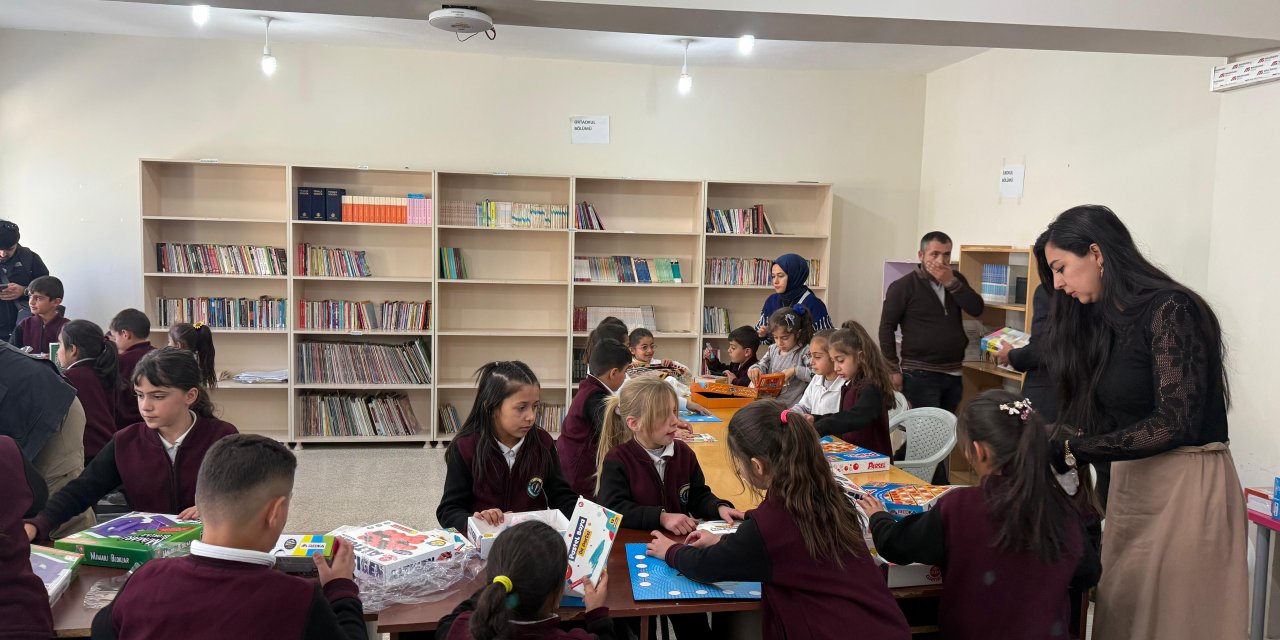 Esendere’deki öğrencilere zeka oyunu seti hediye edildi