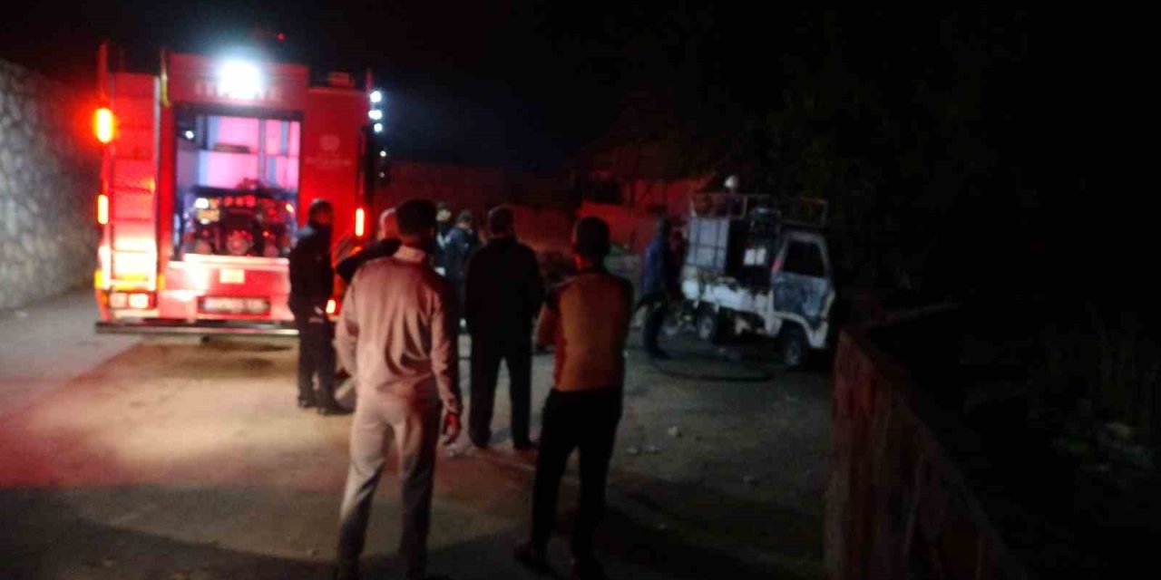 Park halindeki araçta çıkan yangın paniğe neden oldu