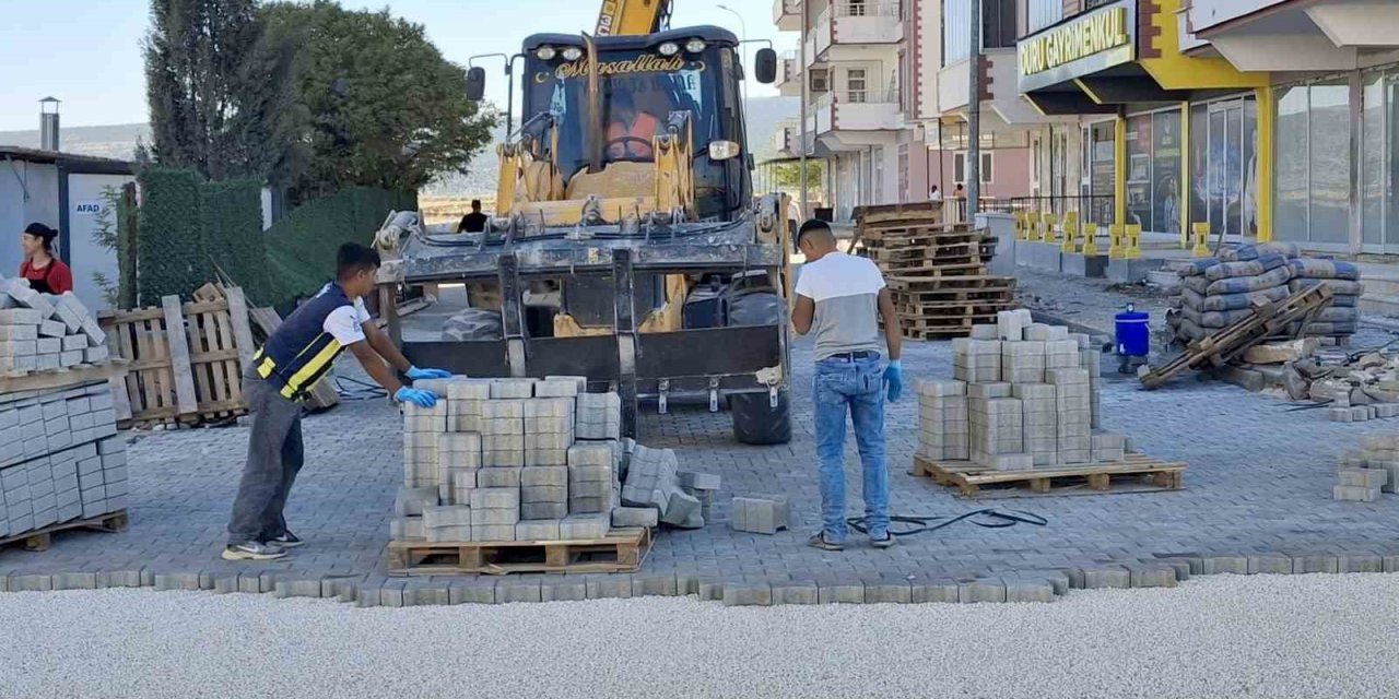 Büyükşehir Belediyesi, Araban’da kilitli parke taşı döşeme çalışmalarına başladı