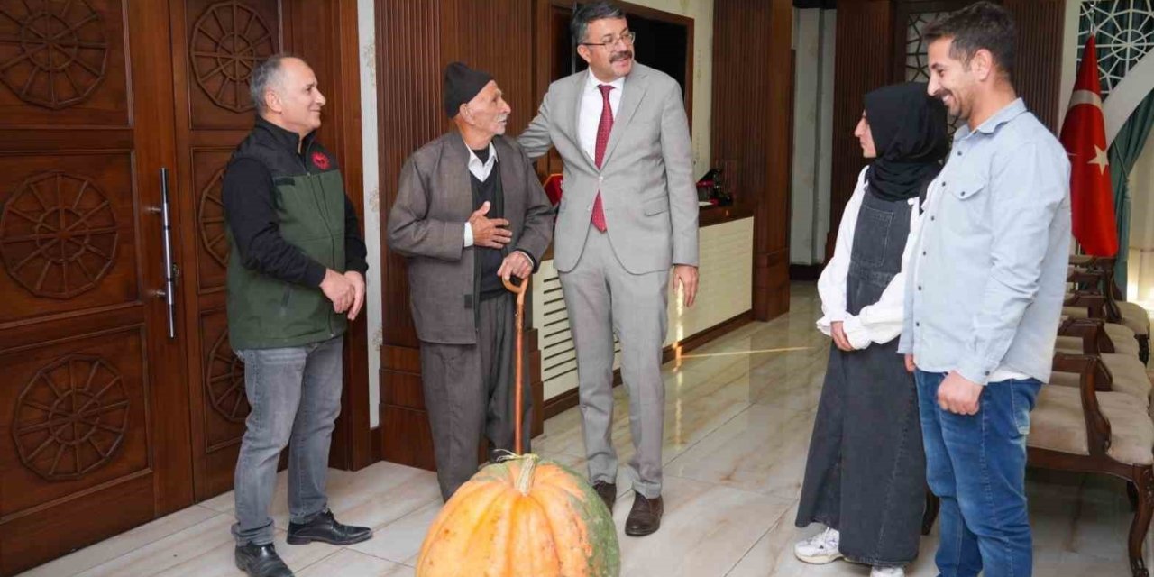 Hakkâri’de 50,5 kilo ağırlığında dev bal kabağı