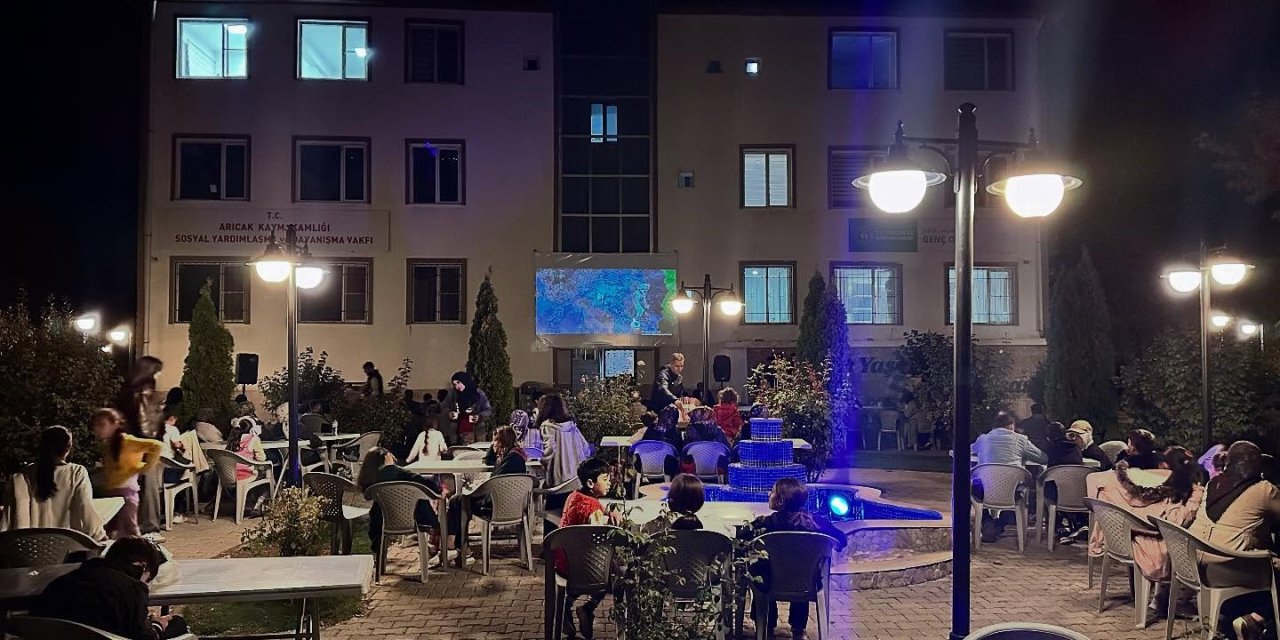 Arıcak ilçesinde açık hava sinema etkinliği yapıldı