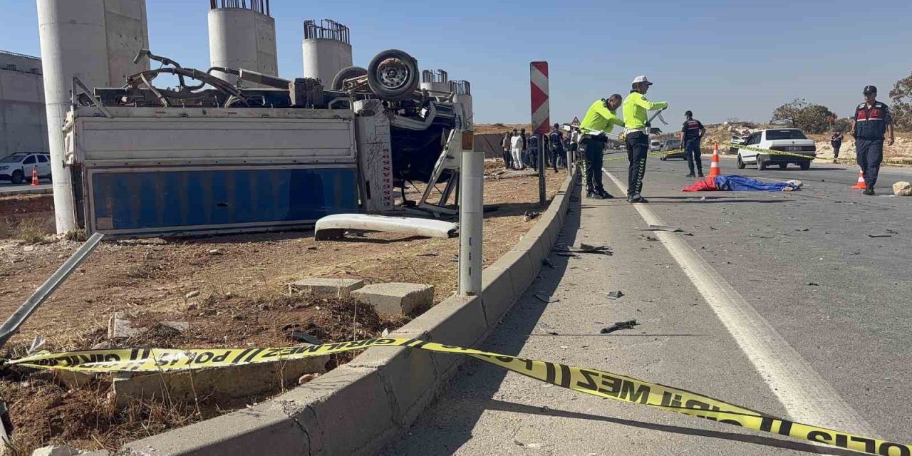 Otomobille çarpışan kamyonet ters döndü: 1 ölü