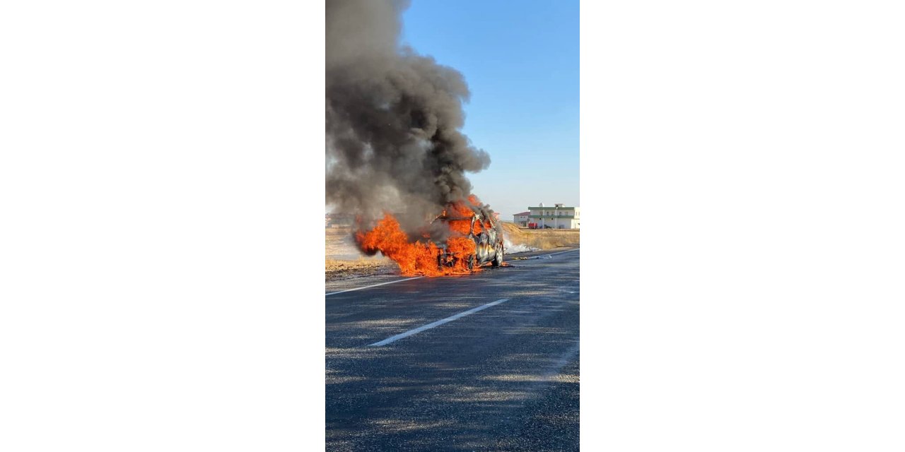 Diyarbakır’da seyir halindeki otomobil alev aldı