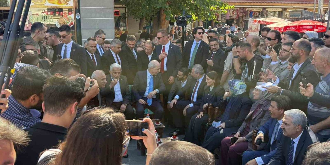 TBMM Başkanı Kurtulmuş namaz sonrası vatandaşlarla bir araya geldi