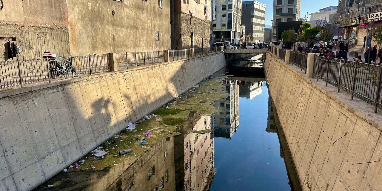 Büyükçay Deresi alarm veriyor: Çöp yığınları ve koku sorunu büyüyor