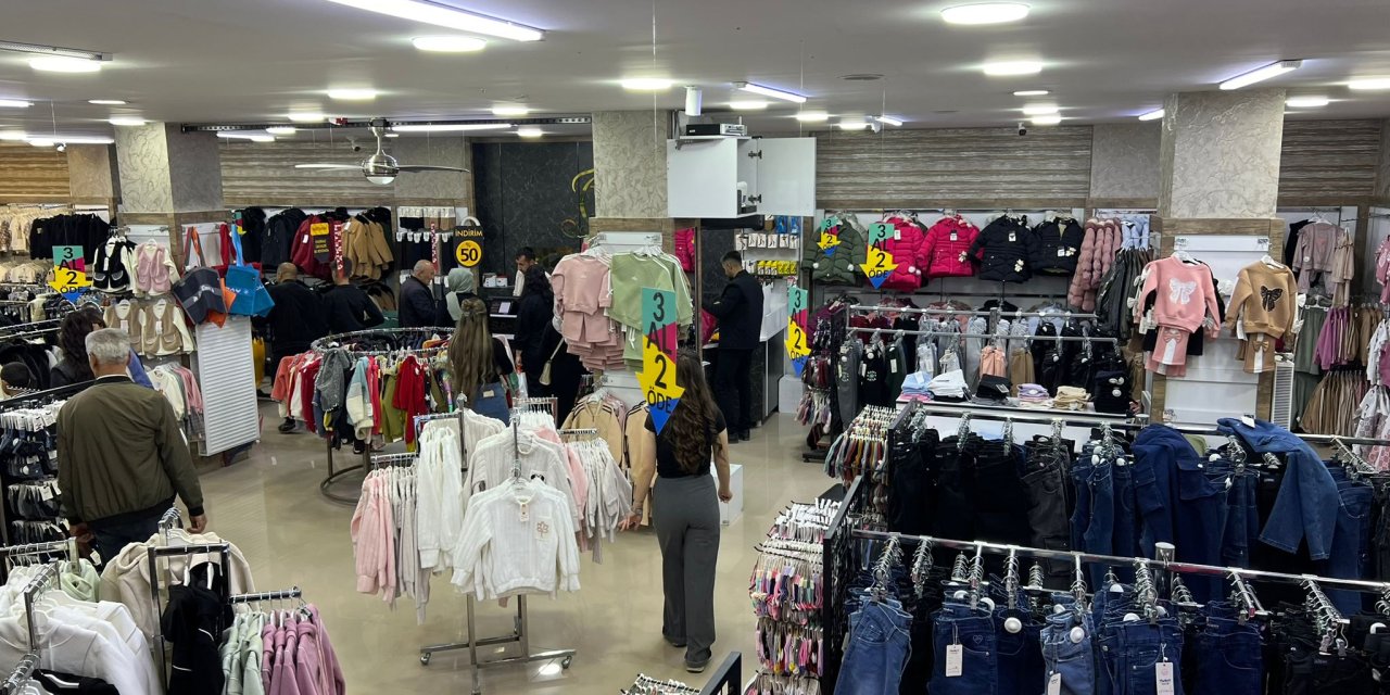 Yüksekova’da Rıza giyim 30. yılına özel kampanya düzenledi