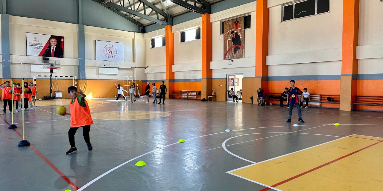 Yüksekova’da hentbol kurslarına ilgi artıyor: “Gençlerimizi bu spora kazandırmak istiyoruz”