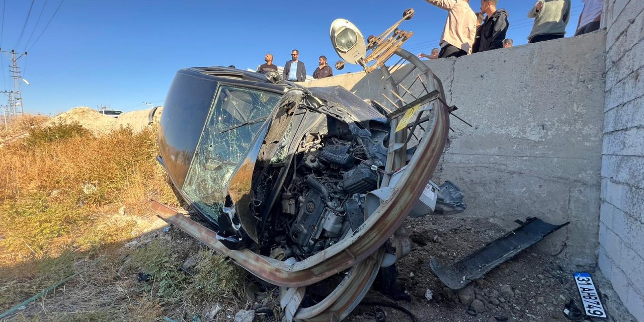 Yüksekova’da kontrolden çıkan araç elektrik direğine çarptı: 6 yaralı