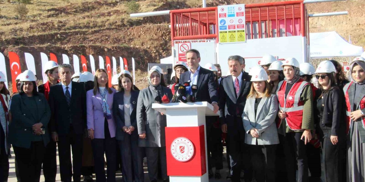 Bakan Bayraktar: "Artık bu dağlarda roket değil, raket sesi var"