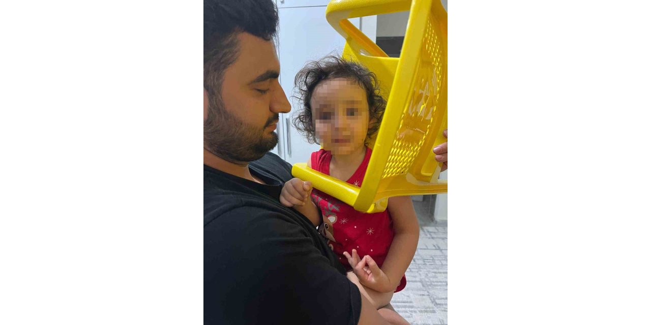 Kafası plastik sandalyeye sıkışan çocuğu itfaiye ekipleri kurtardı