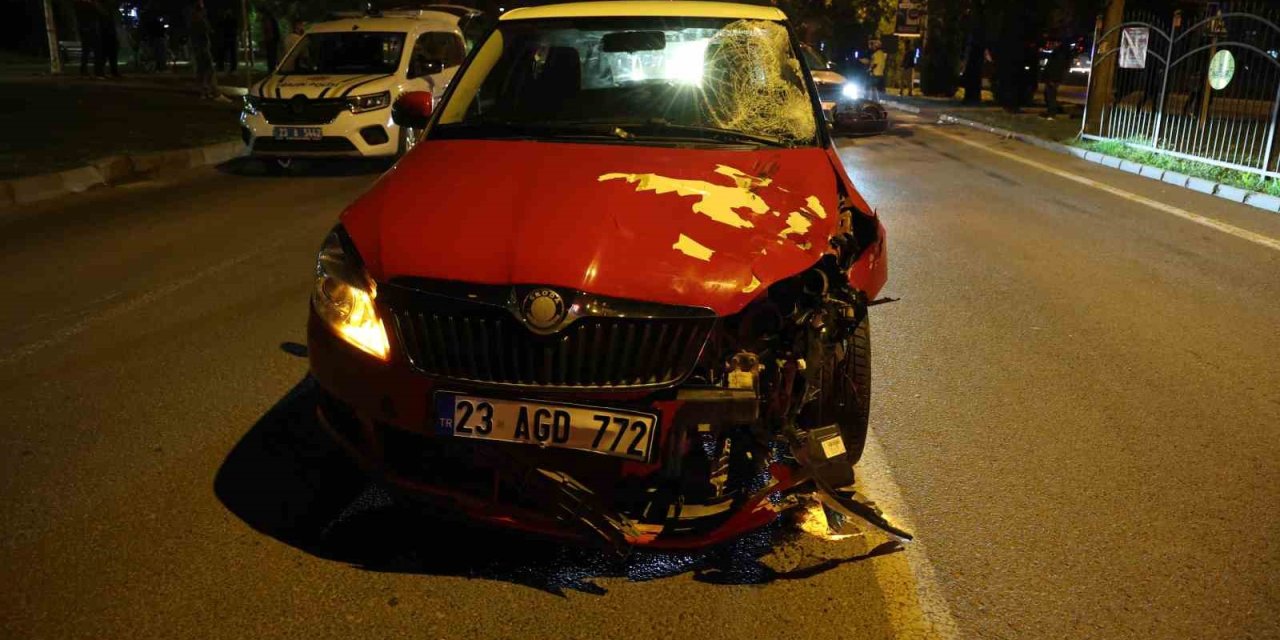 Elazığ’da otomobil yayalara çarptı: 2 kişi ağır yaralandı