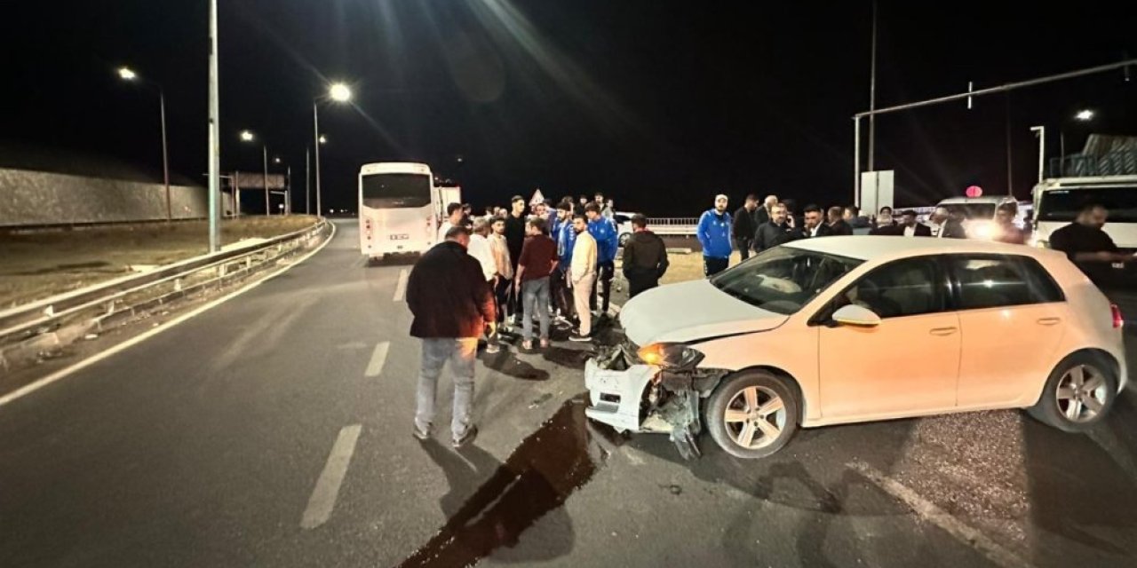 Yeniköprü'de Elazığspor oyuncularını taşıyan otobüs ile otomobil çarpıştı