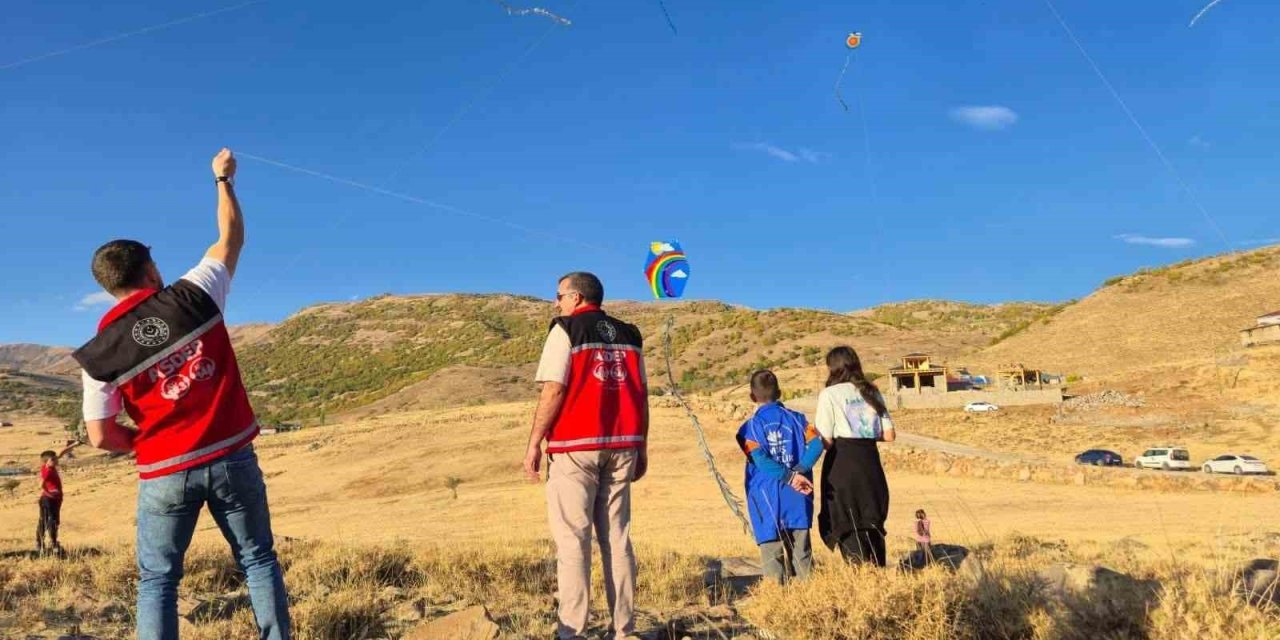 Vartolu çocuklar uçurtma etkinliğinde buluştu