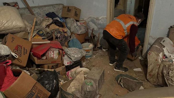 Zihinsel engelli kadın, çöp evde 1 ay önce ölen annesinin cesediyle yaşamış