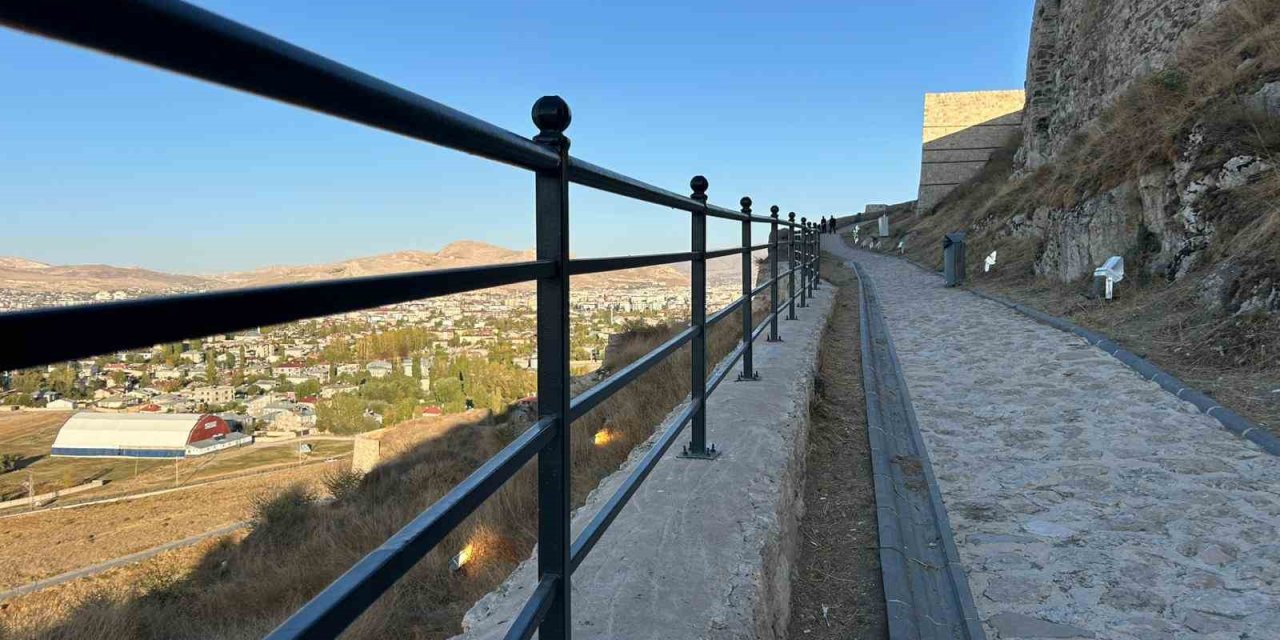 Van Kalesi’nin surlarına korkuluk yapıldı