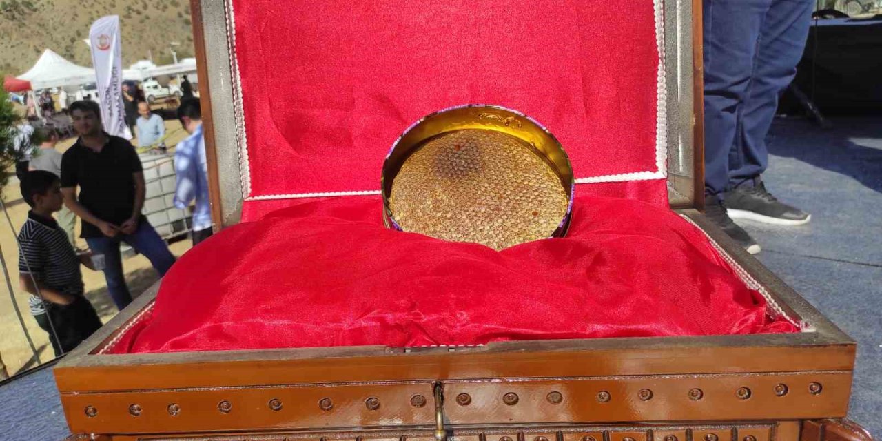 Batman’da 340 bin lira ile rekor fiyata satılan bir kilo balın geliri besicilere verildi